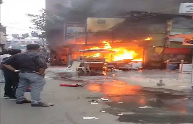 चुंचुड़ा के नेताजी सुभाष रोड पर बिरयानी की दुकान में लगी आग, दो दुकानें जलकर खाक