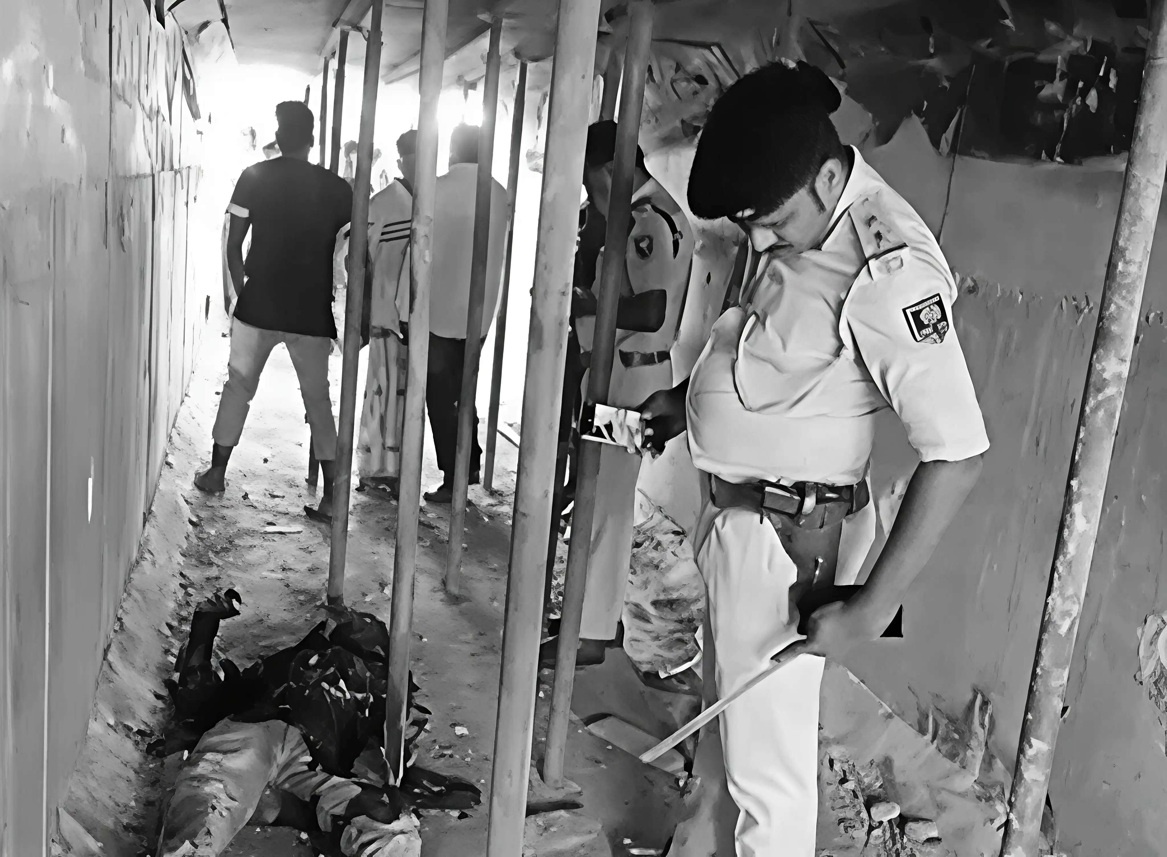 कल्वर्ट के नीचे जला शव मिलने से सनसनी, हत्या की आशंका