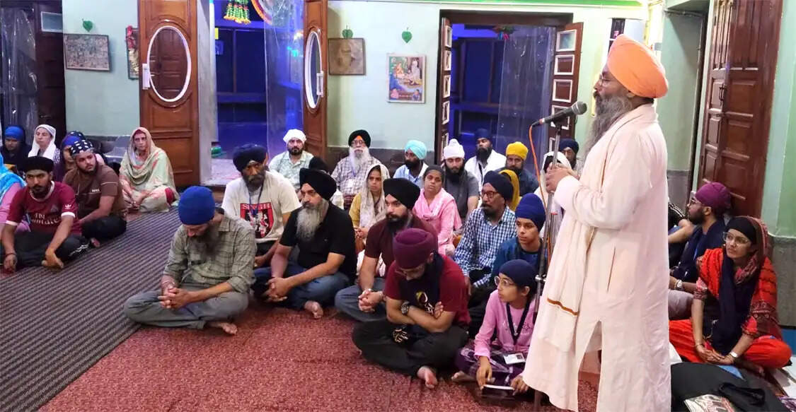 हरिद्वार से श्री हेमकुंड साहिब रवाना हुआ बेल्जियम का 84 सदस्यीय सिख श्रद्धालुओं का जत्था