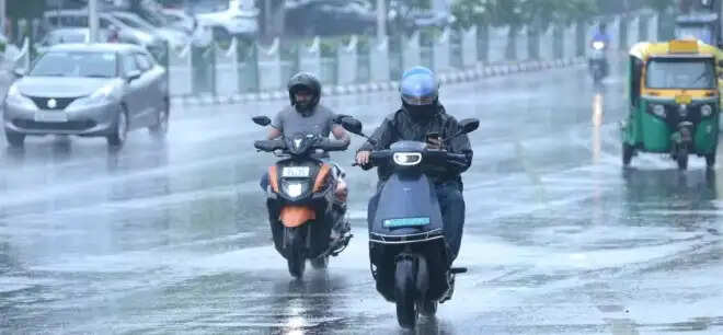 दिल्ली में मानसून की दस्तक, भीषण गर्मी से मिली राहत