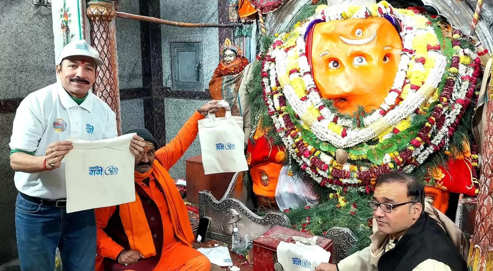 वाराणसी: संकष्टी चतुर्थी पर पर्यावरण संरक्षण का संदेश, बड़ा गणेश मंदिर में बांटे कपड़े के थैले