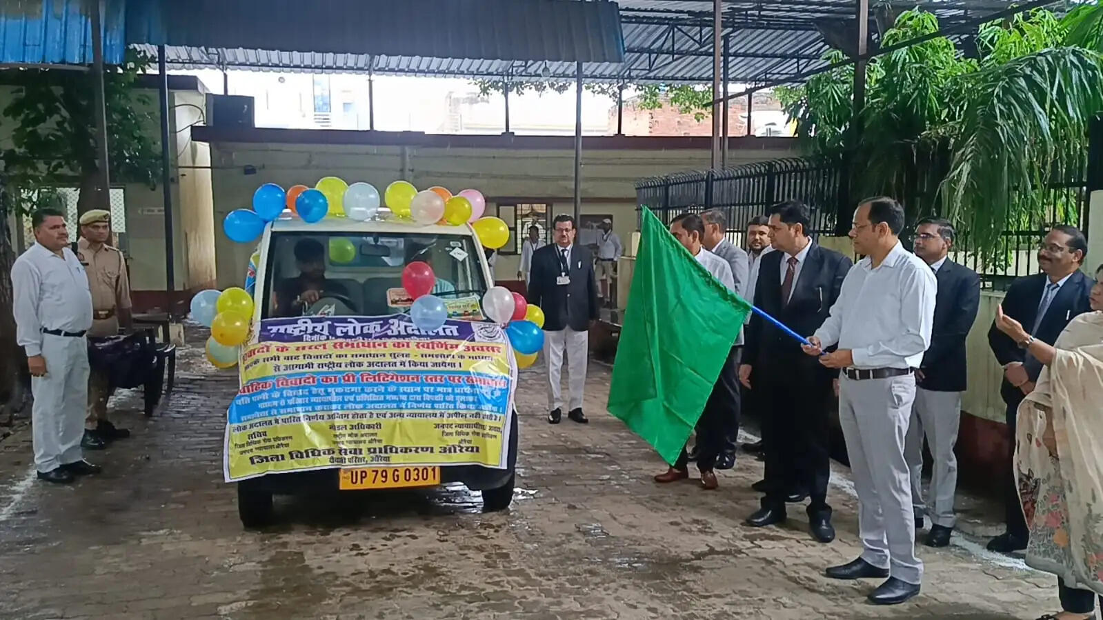 औरैया : राष्ट्रीय लोक अदालत के प्रचार वाहन को जनपद न्यायाधीश ने दिखाई हरी झंडी