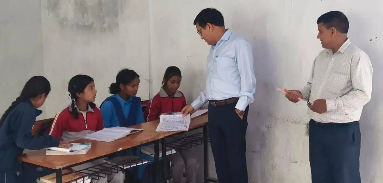 एडीएम&nbsp;के&nbsp;निरीक्षण&nbsp;के&nbsp;कई&nbsp;देर&nbsp;बार&nbsp;स्कूल&nbsp;पहुंचे&nbsp;प्राथमिक&nbsp;स्कूल&nbsp;दाेणी&nbsp;के&nbsp;शिक्षक