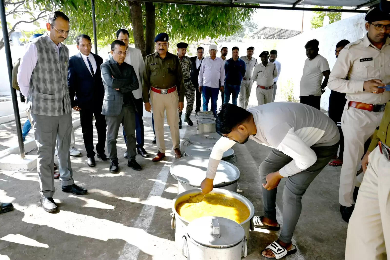 प्रधान जिला न्यायाधीश और कलेक्टर ने जिला जेल का किया संयुक्त निरीक्षण, व्यवस्थाओं का लिया जायजा