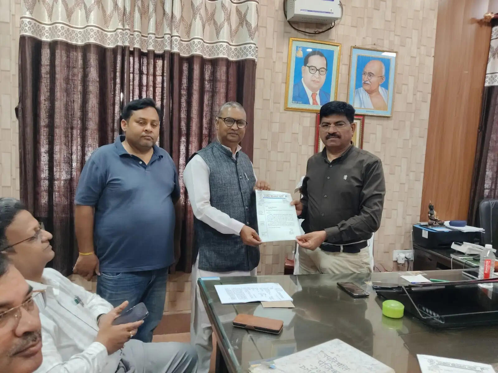 बधिर दिव्यांगों के लिए बेरा मशीन लगाने की मांग, सीएमओ को सौंपा मांग पत्र