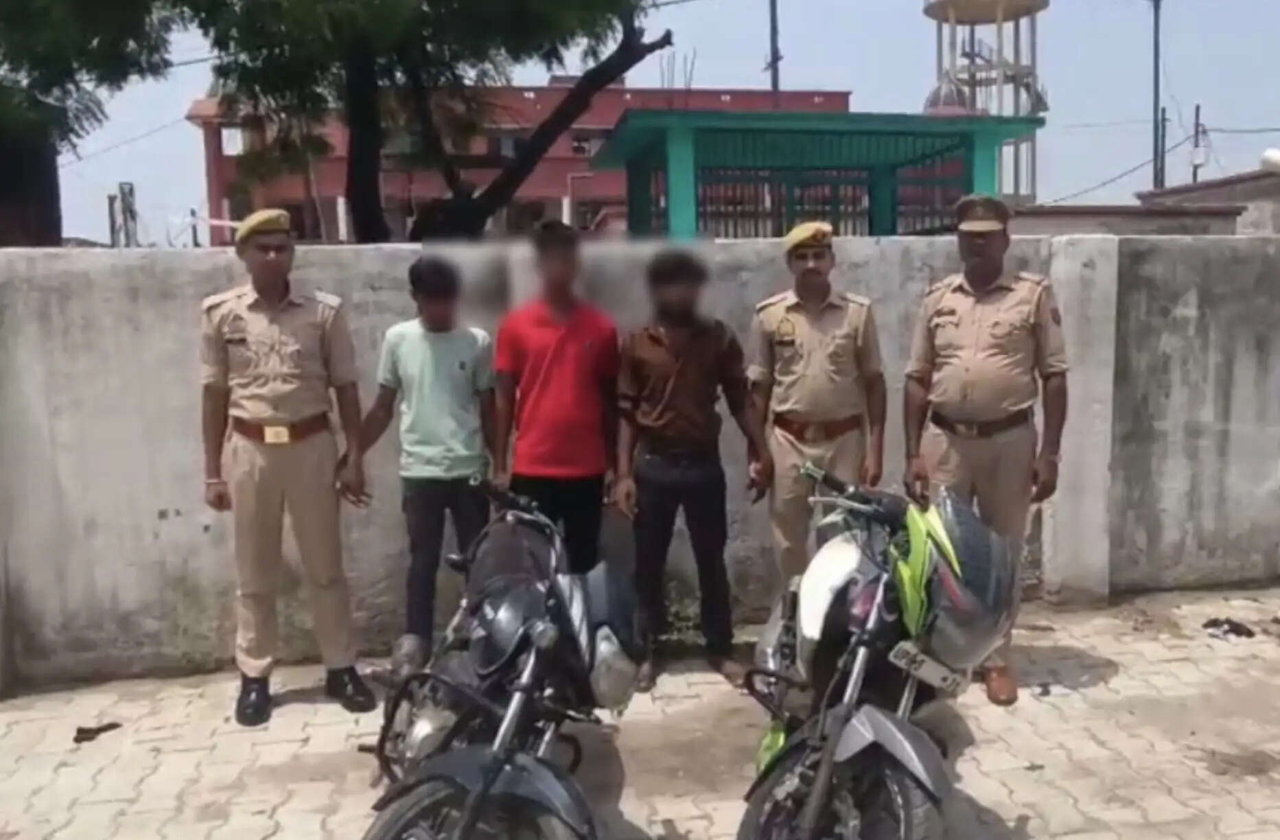 हाथरस में तीन वाहन चोर गिरफ्तार, दो चोरी की बाइक भी बरामद