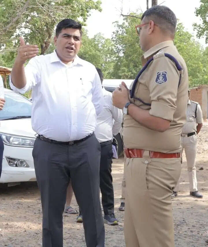 स्वतंत्रता दिवस की तैयारियों को लेकर कलेक्टर-एसपी ने सीएसईबी ग्राउंड का किया निरीक्षण
