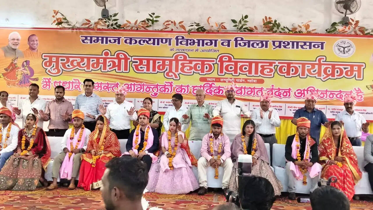 महोबा में 64 जोड़ों ने लिए सात फेरे, जनप्रतिनिधियों और अधिकारियों ने नवविवाहित जोड़ों को दिया आशीर्वाद