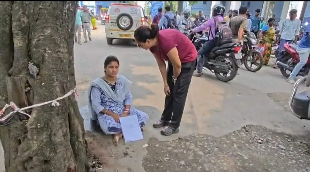 डॉक्टर पति से मिलने की मांग को लेकर आरामबाग मेडिकल कॉलेज परिसर में महिला का धरना