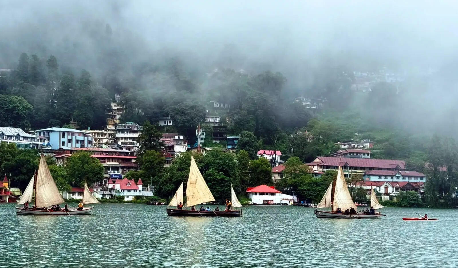एनसीसी के मीनू शिविर में कैडेटों ने नैनी झील में 29 किलोमीटर नौकायन पूरा किया