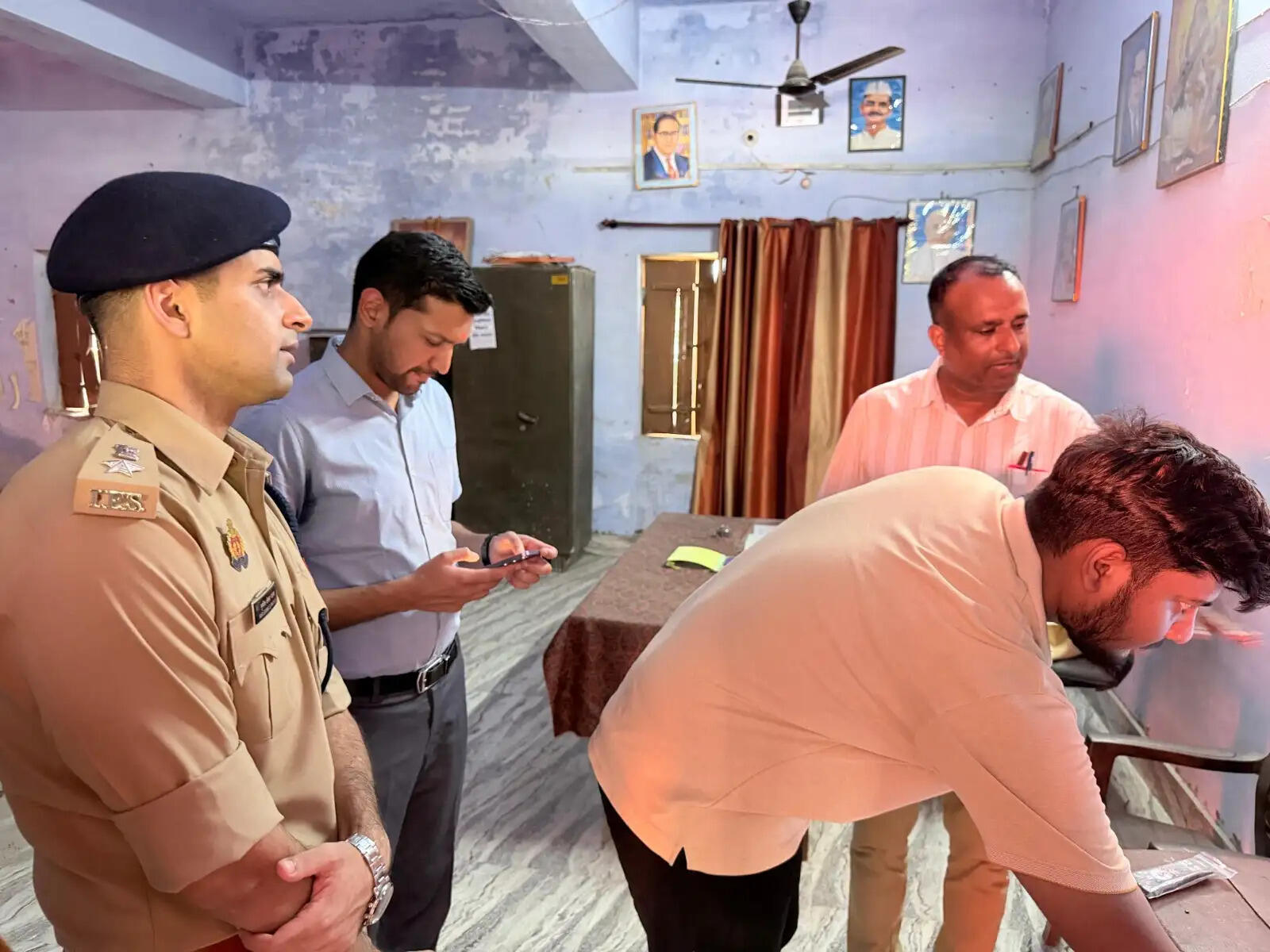परीक्षा केन्द्र के आसपास गंदगी देख डीएम भड़के, दो सफाई कर्मी सस्पेंड