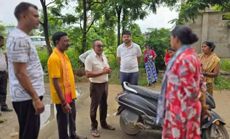 शिकायत के दूसरे ही दिन मां विहार कॉलोनी पहुंचे महापौर जीवर्धन चौहान