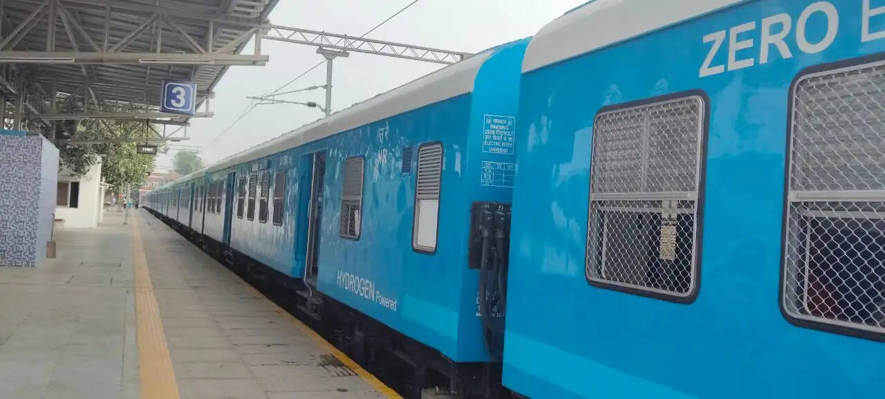 जींद : मेंटेनेंस के बाद फिर से साेनीपत के रूट पर चली हाइड्राेजन ट्रेन