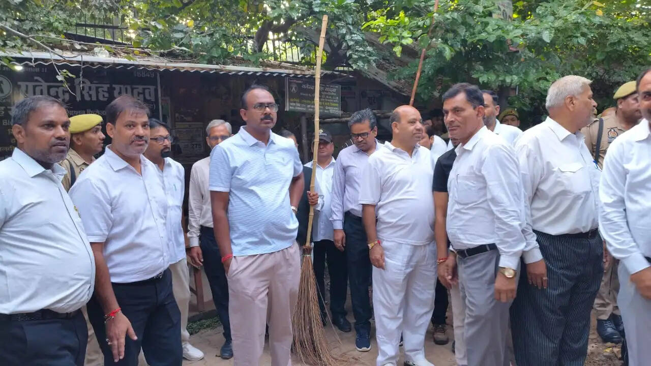 गांधी जयंती : ज़िलाधिकारी ने झाडू लगाकर दिया स्वच्छता का संदेश