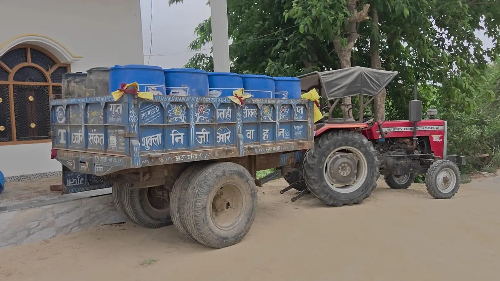 देवरिया में कालाबाजारी पर प्रशासन सख्त, दाे जगहाें से हाई स्पीड डीजल जब्त