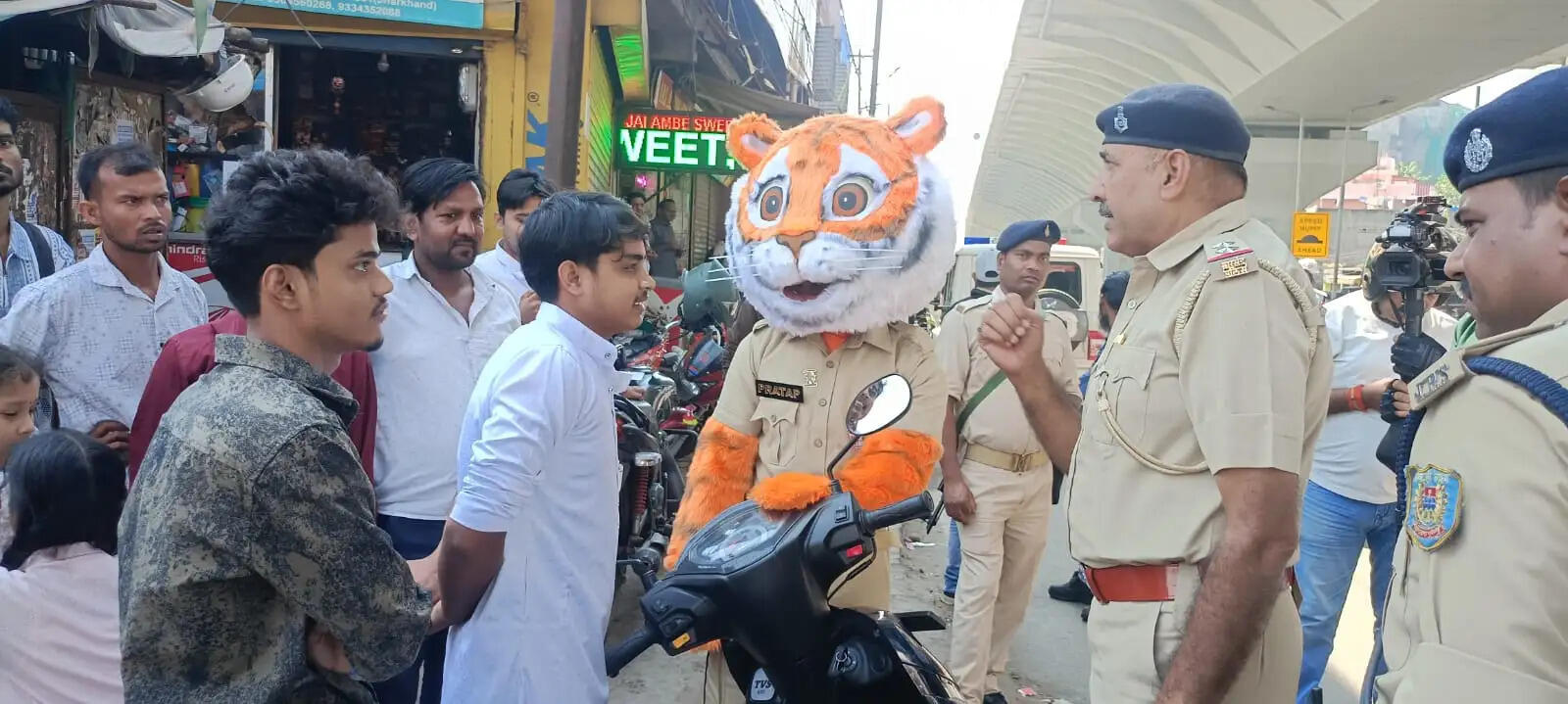 आर्चरी मस्कट ने रांची में संभाली ट्रैफिक जागरुकता की कमान, पुलिसकर्मियों ने समझाए यातायात नियम