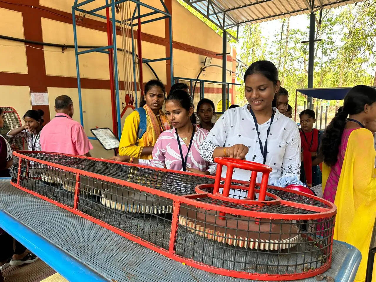 डुबान क्षेत्र के बच्चों को मिला नया आसमान, शैक्षणिक भ्रमण बना यादगार अनुभव