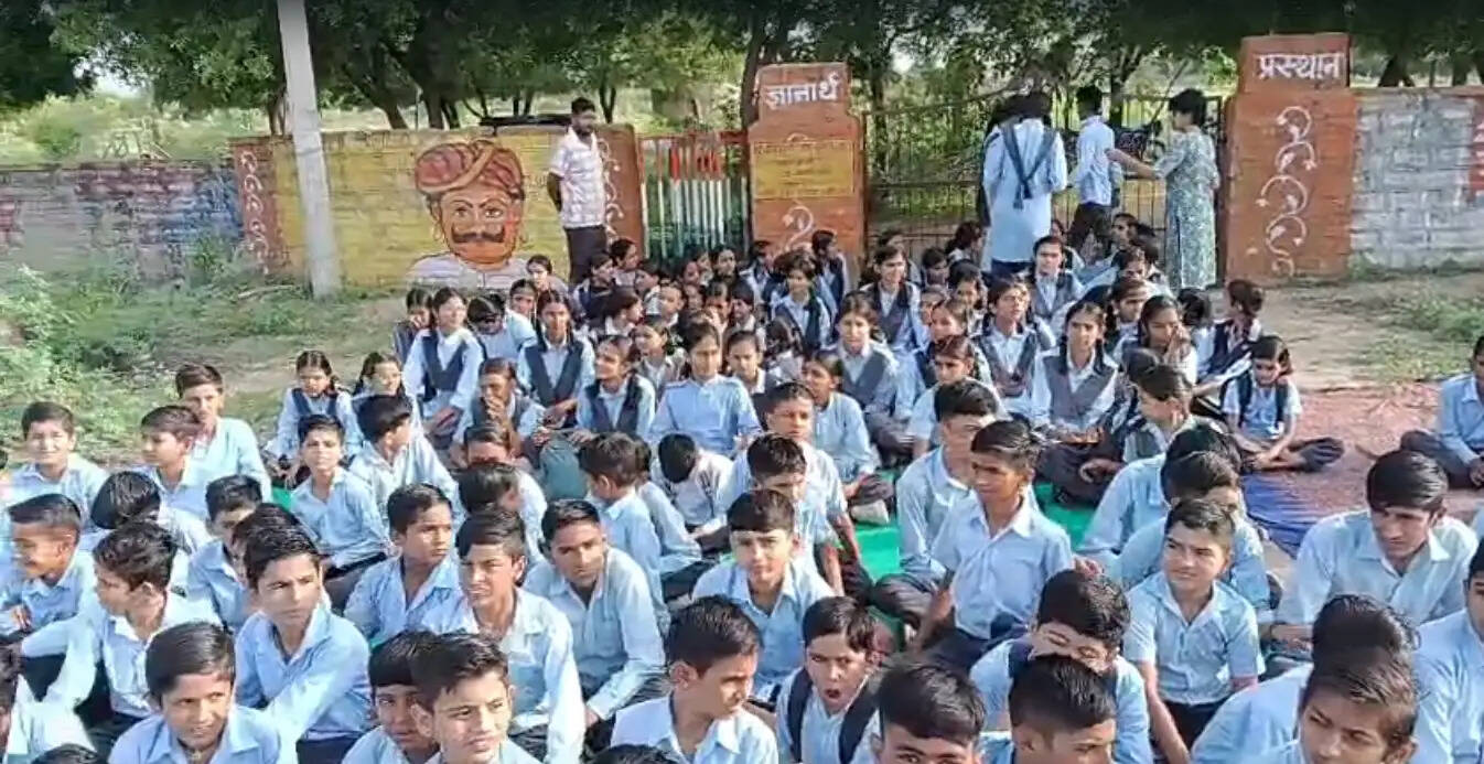शिक्षकों की कमी के खिलाफ प्रदर्शन, स्कूल पर लगाया ताला