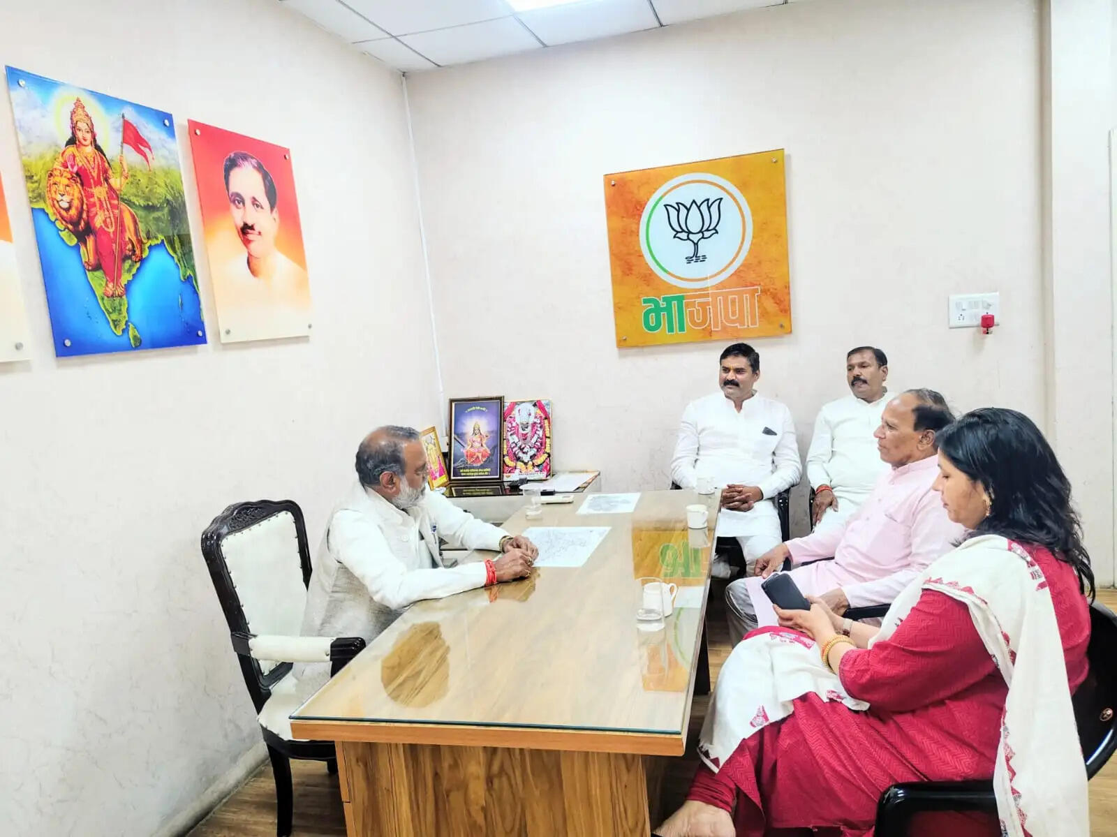 मंत्री नारायण सिंह कुशवाह ने सुनीं कार्यकर्ताओं की जनसमस्याएं, अधिकारियों को दिए त्वरित निराकरण के निर्देश
