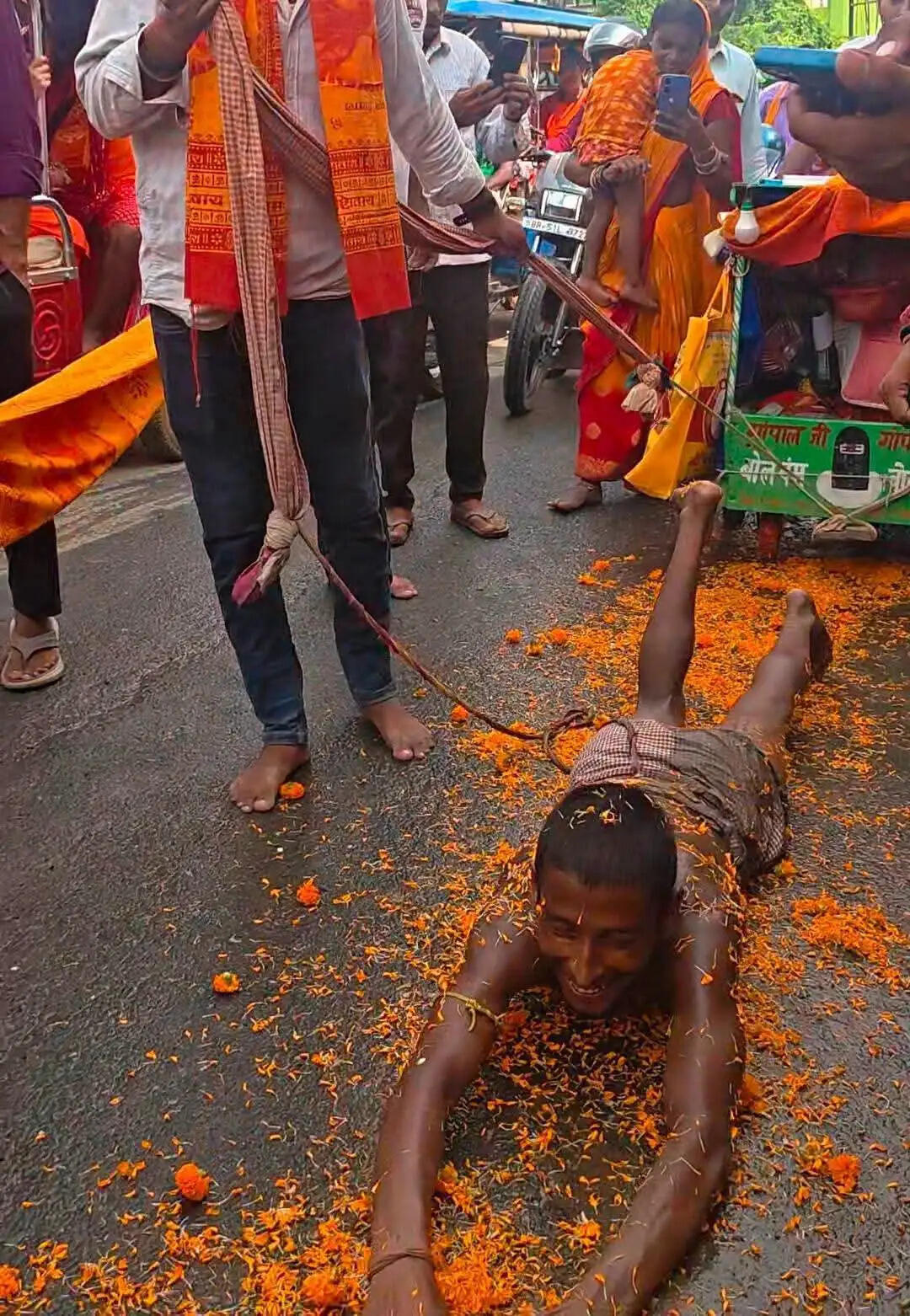 बेटी की किलकारी सुनी, तो दंडवत करते पहुंच गए बाबा नगरी