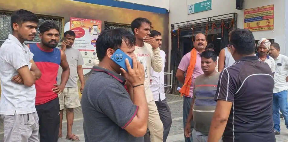 रिविलगंज बाजार में डंपर की चपेट में आने से ठेला चालक की मौत