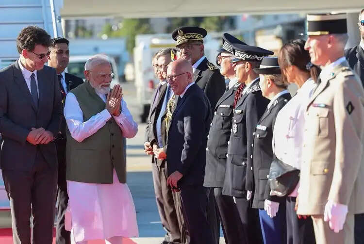 फ्रांस पहुंचे प्रधानमंत्री मोदी, नीस में हुआ भव्य स्वागत