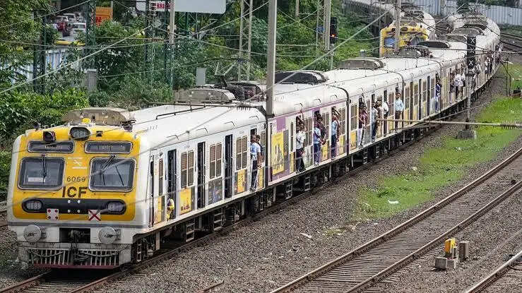 सियालदह मेन शाखा में ट्रेन सेवा बाधित, यात्रियों को भारी परेशानी