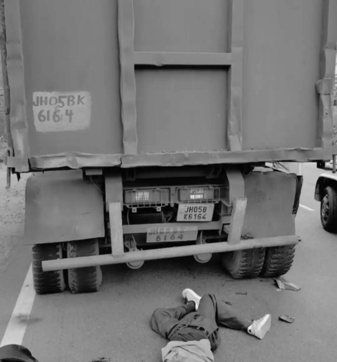 खड़े हाईवा से टकराई बाइक,&nbsp;पति की मौत, पत्नी घायल