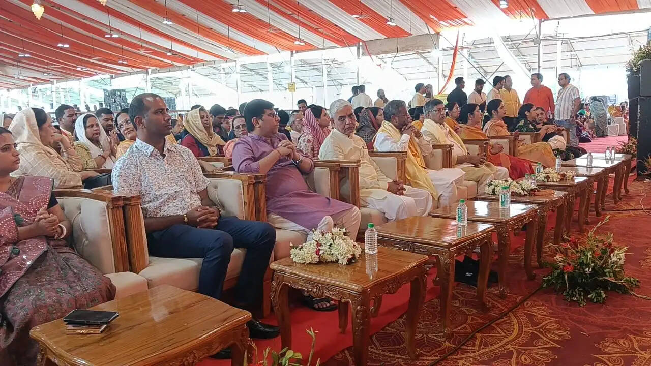 एक लोटा जल, सब समस्याओं का हल : पंडित प्रदीप मिश्रा