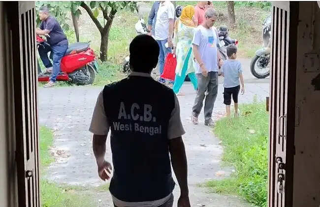 पोस्टमार्टम रिपोर्ट के नाम पर रिश्वत,&nbsp;पकड़ा गया एनबीएमसीएच&nbsp;कर्मचारी&nbsp;