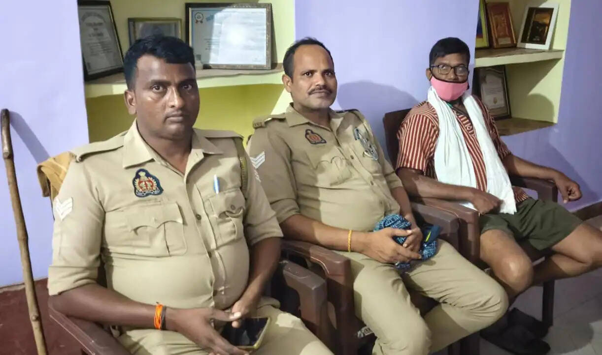 जंतर-मंतर पर प्रदर्शन में जाने से पहले अन्नदाता मंच के संयोजक नजरबंद