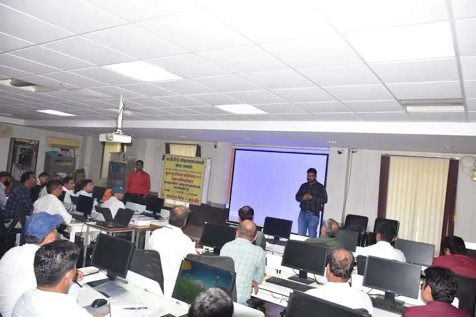 जनगणना 2027 हेतु ग्रामीण चार्ज अधिकारियों को दिया गया प्रशिक्षण