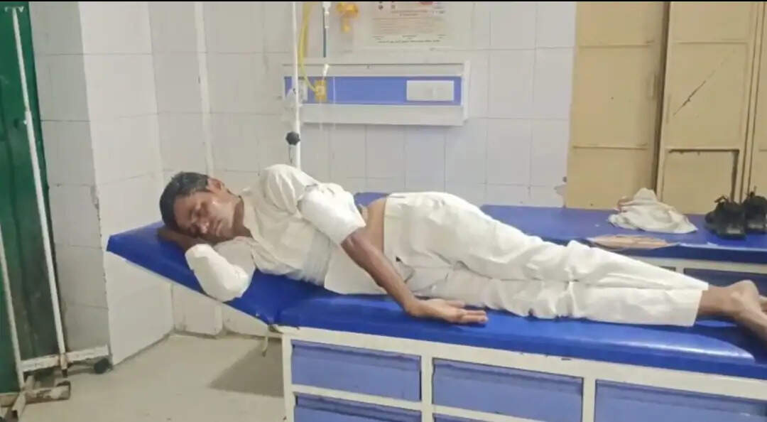 दबंगों ने बाइक सवार युवक पर की जानलेवा फायरिंग, एक गोली हाथ में लगी