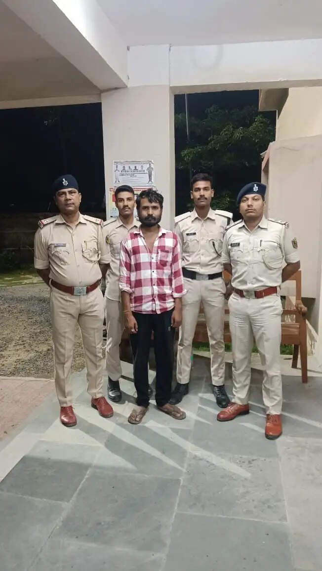 दरभंगा जिला अंतर्गत अलीनगर में 1350 लीटर नेपाली शराब बरामदगी मामले का नामजद आरोपी गिरफ्तार, दूसरे की तलाश जारी