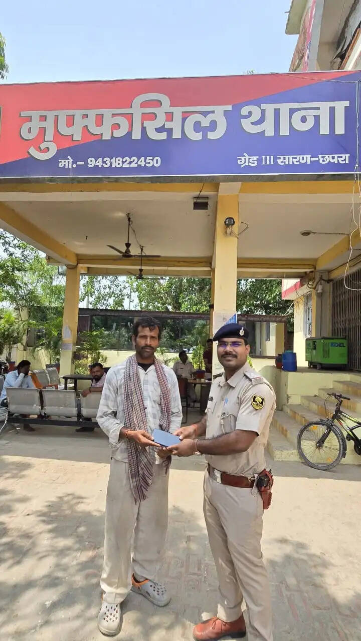सारण में ऑपरेशन मुस्कान के तहत 218 लोगों को मिले उनके खोए मोबाइल