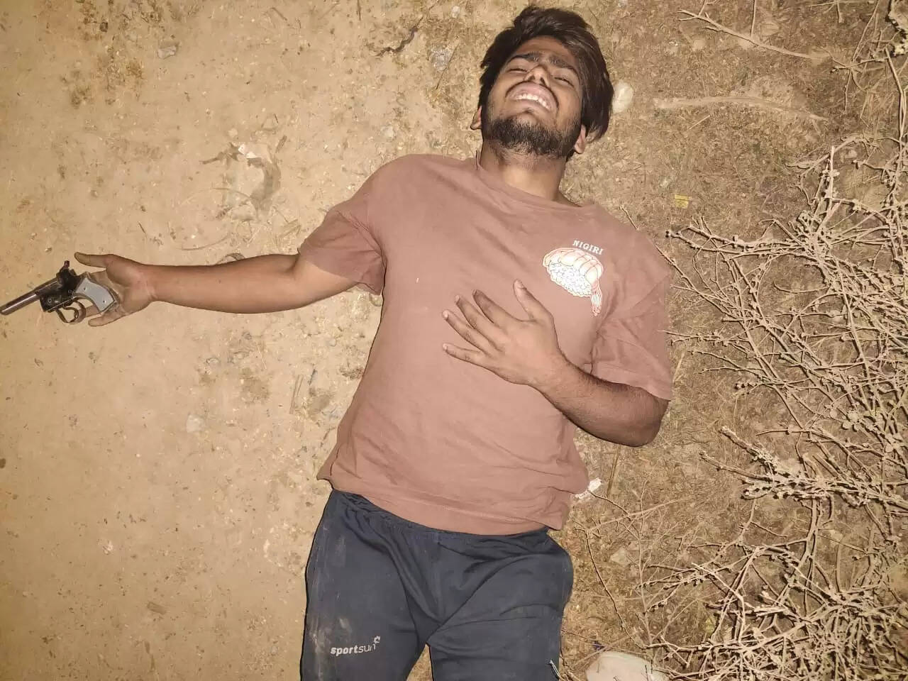 वाराणसी: बड़ागांव पुलिस ने मुठभेड़ में शातिर लूटेरे को दबोचा,लूट के गहने बरामद