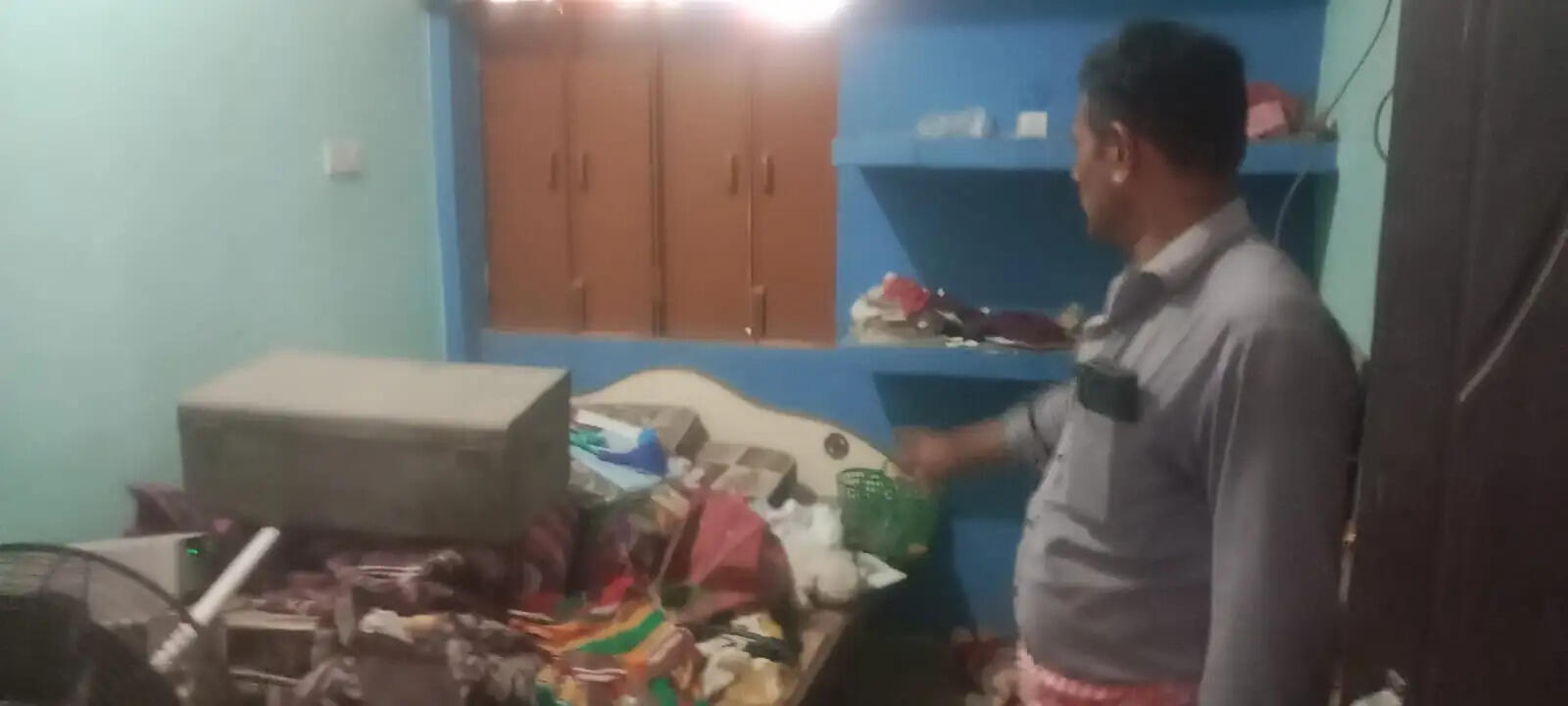 बंद मकान में लाखों के जेवर—बर्तन और साड़ियों की चोरी, आग लगाने का भी प्रयास