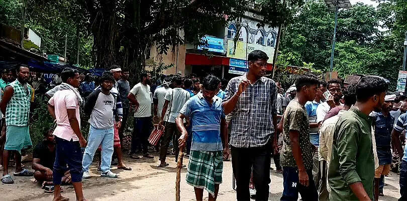 नाबालिग से दुष्कर्म के आरोप पर आदिवासी समुदाय ने किया प्रदर्शन