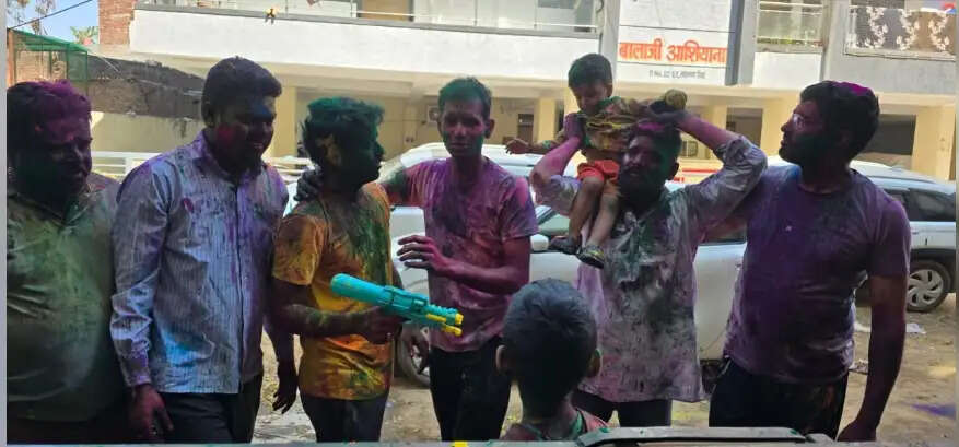 पिंकसिटी में रंगों का महाकुंभ: चंग-ढाप और डीजे की धुन पर थिरके युवा, विदेशी मेहमान भी हुए सराबोर