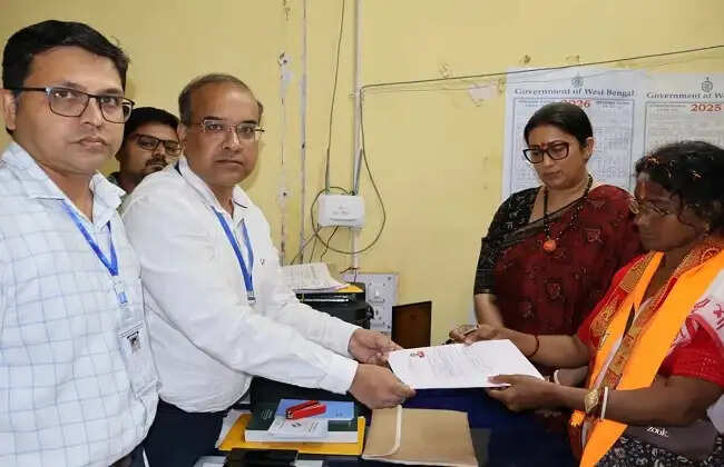 आरजी कर मामले की पीड़िता की मां रत्ना देबनाथ ने पानिहाटी से भरा नामांकन, महिला सुरक्षा को बनाया मुख्य मुद्दा