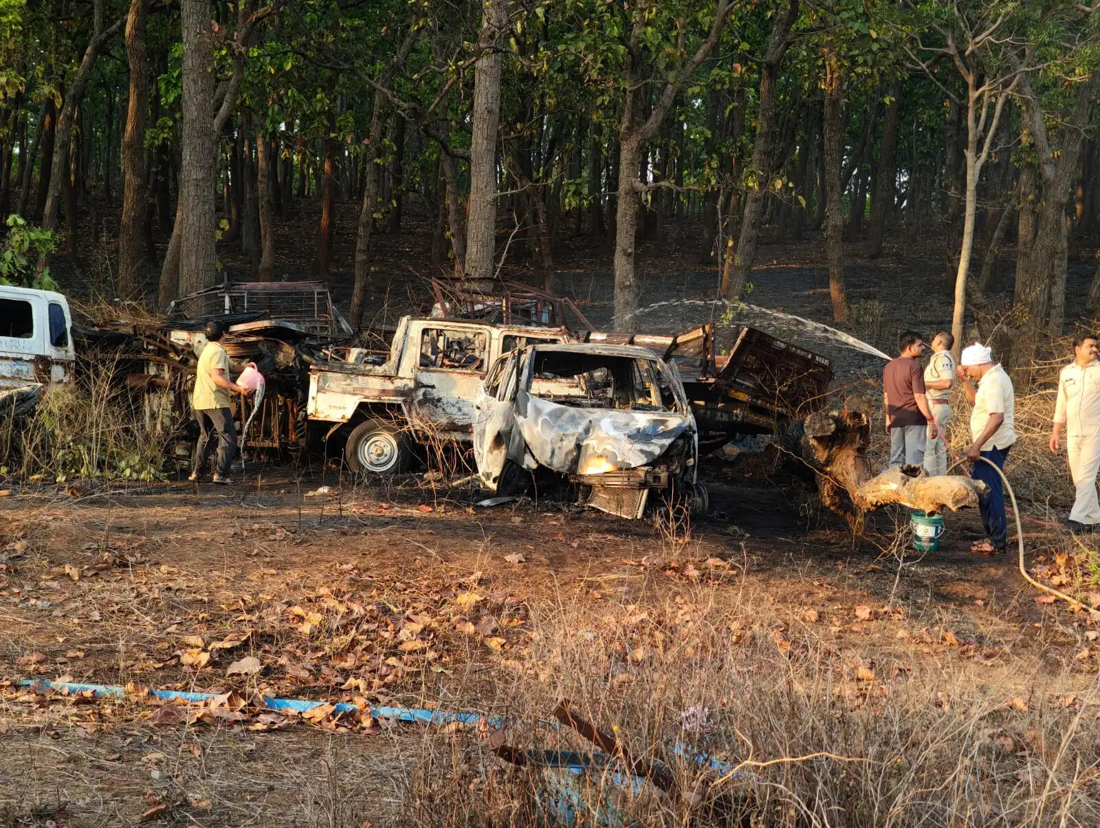 अनूपपुर: जंगल की आग से अमरकंटक थाना परिसर खड़े 2 ट्रक, 2 चारपहिया वाहन एवं 6 बाइकें जलीं