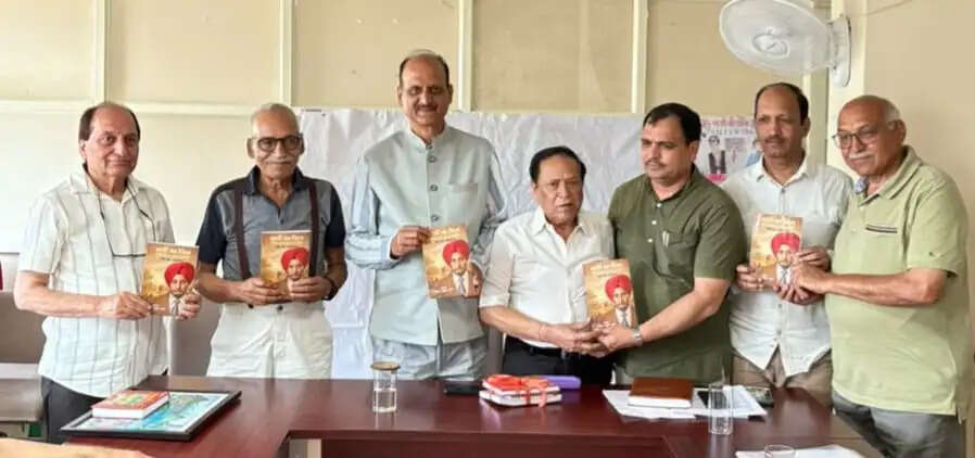 डा. एम.एस. आहलुवालिया द्वारा रचित कहानी संग्रह नारी का दिल का विमोचन