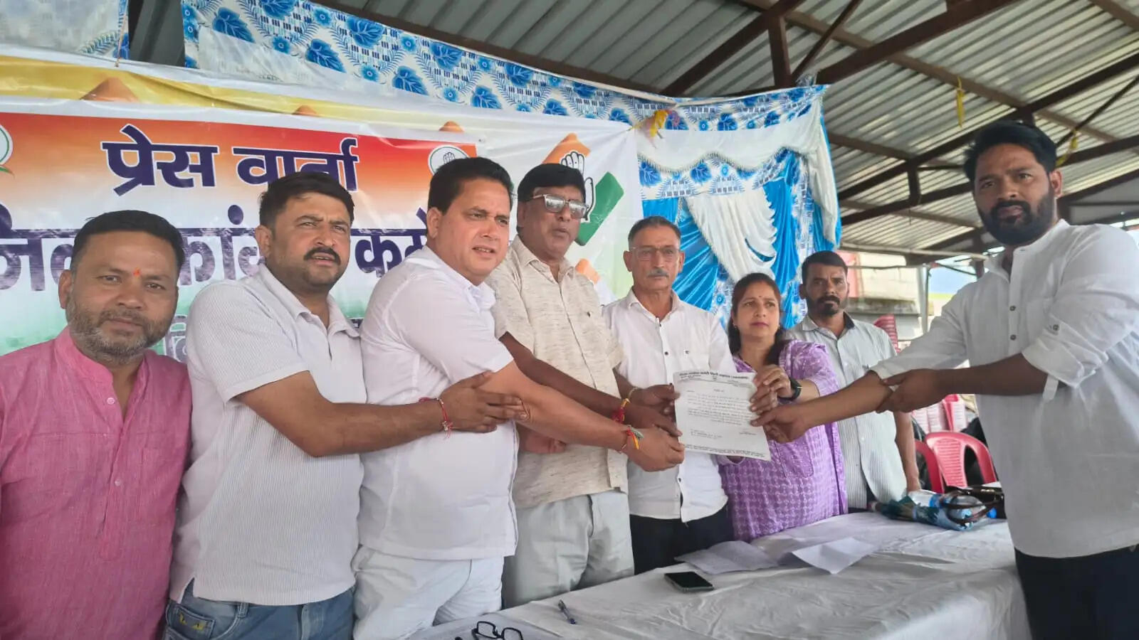 बाहरी और चहेतों को औने-पौने दाम पर सरकारी परिसंपत्तियां बेचने का लगाया आराेप
