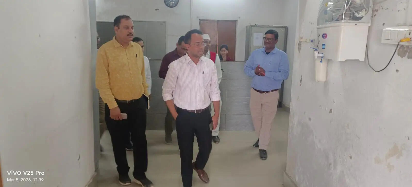 जिलाधिकारी ने किया तरैया प्रखंड कार्यालय का औचक निरीक्षण