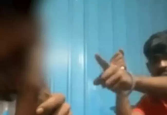 मप्र के युवक से गुजरात में तलवे चटवाए, चाकू की नोंक पर धमकाया और चांटे भी मारे