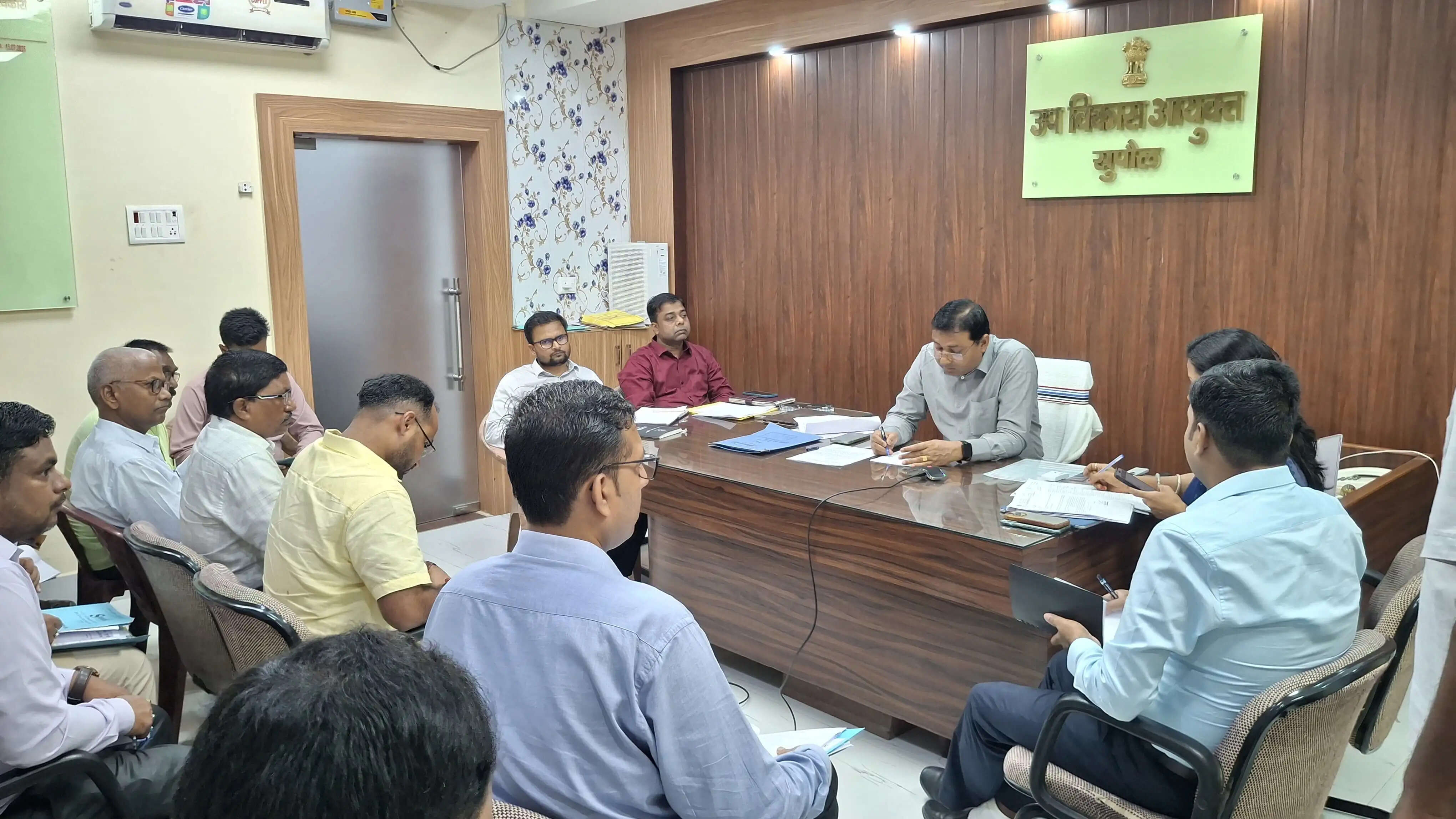 जनहित से जुड़े प्रस्तावों के अनुपालन की डीडीसी ने की समीक्षा, अधिकारियों को ससमय कार्रवाई का निर्देश