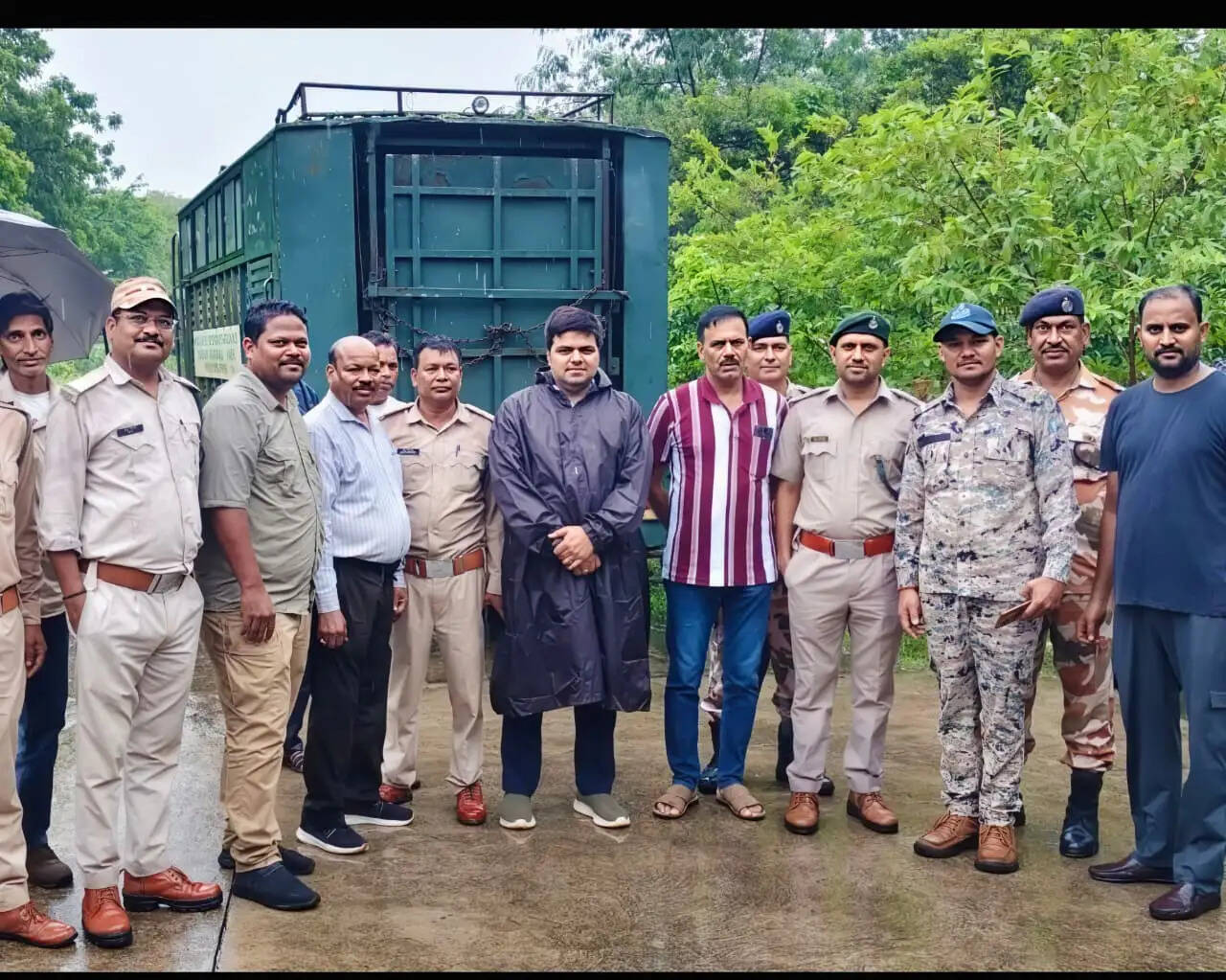 करैरा आईटीबीपी आयुध भंडारण क्षेत्र में एक माह से दिख रहा तेंदुआ पिंजरे में कैद, सतनवाड़ा के जंगल में छोड़ा