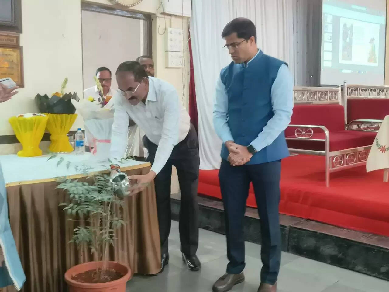 आंगनवाड़ी कार्यकर्ता बच्चे की प्रथम मार्गदर्शिका, ठाणे डीएम पंचाल