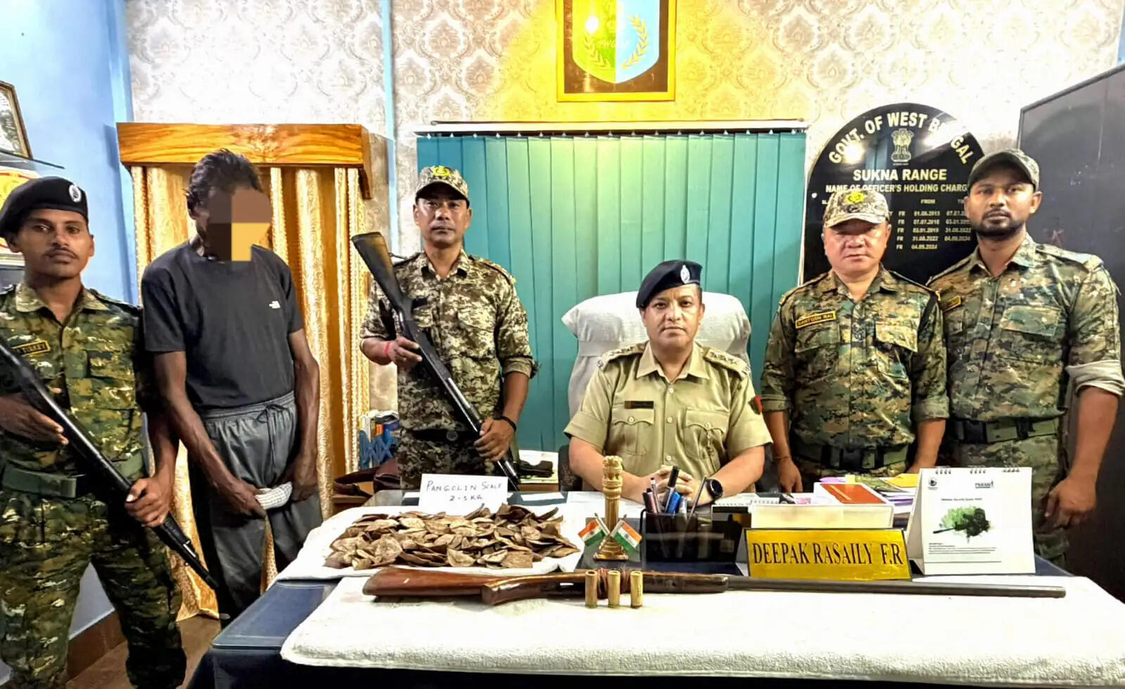 बंदूक, जिंदा कारतूस और पैंगोलिन शल्क के साथ एक गिरफ्तार