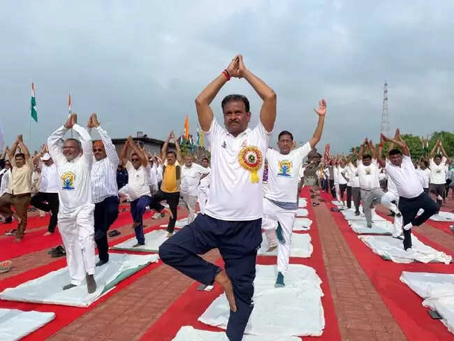 बारह ज्योतिर्लिंग वाले शिवालय पार्क का महापौर ने किया लोकार्पण